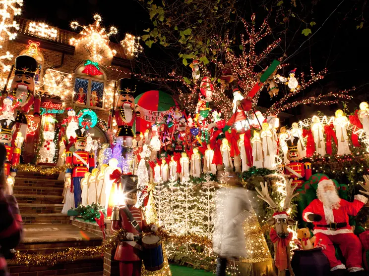 A Slice of Brooklyn's Christmas Lights & Cannoli To