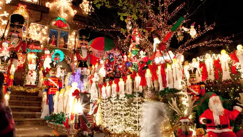 A Slice of Brooklyn's Christmas Lights & Cannoli To